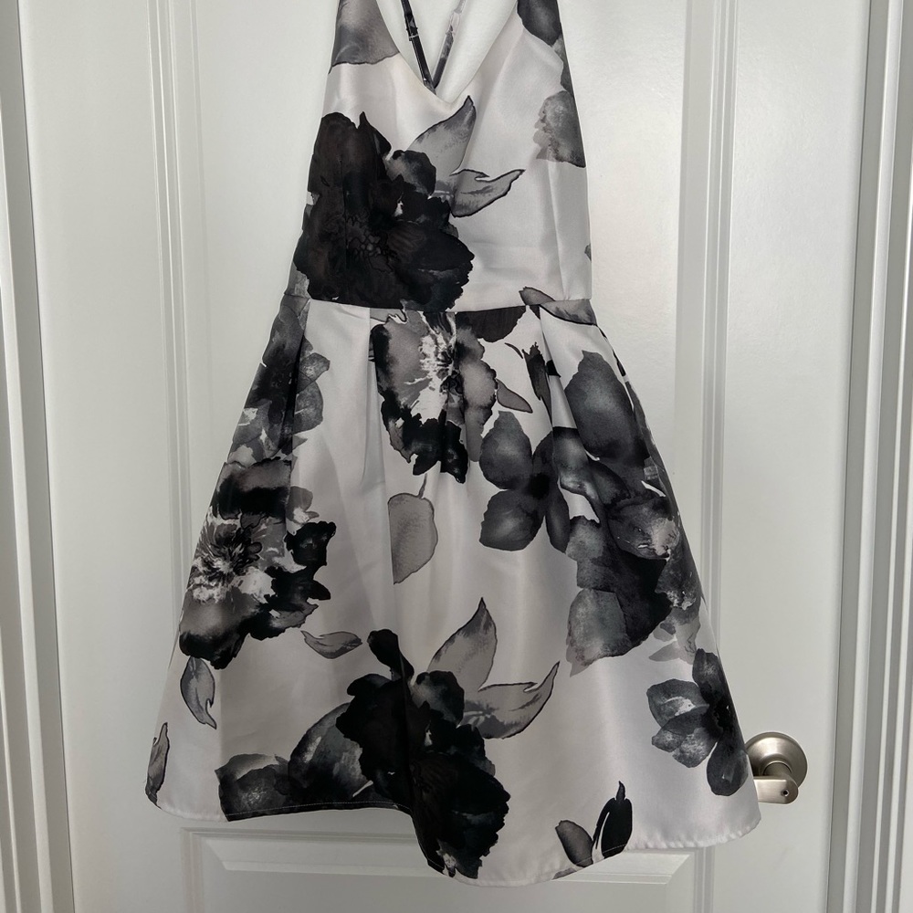 Adorable formal dress with floral pattern.